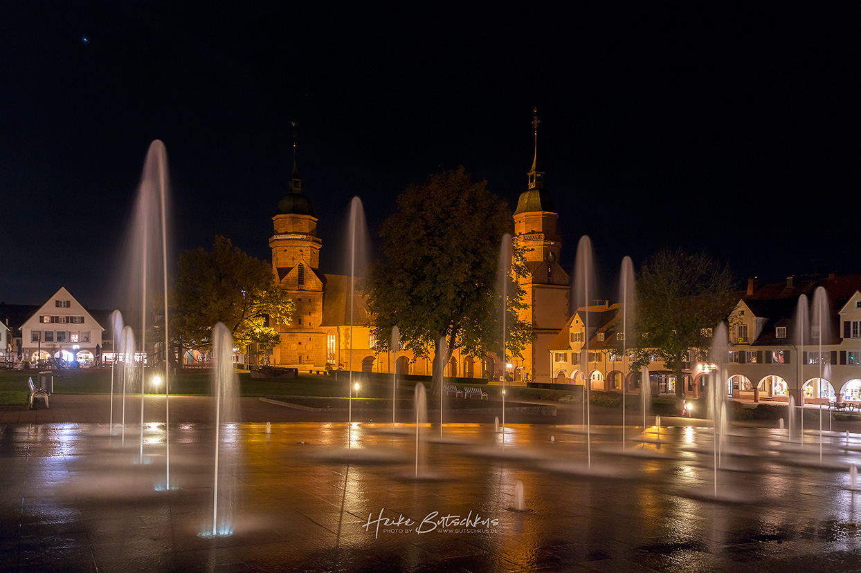 Foto Freudenstadt Fontänen nachts mit Stadtkirche im Hintergrund